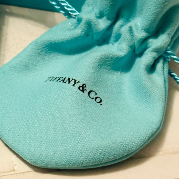 Return to Tiffany® & Co Love heart earrings in silver with enamel finish, mini. - Picture 4 of 7